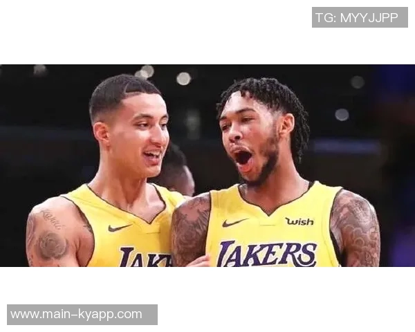 慈世平分享湖人亲子活动瞬间感谢东契奇詹姆斯与孙女合影留念 慈世平分享湖人亲子活动瞬间感谢东契奇詹姆斯与孙女合影留念