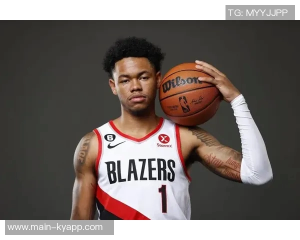 新援安芬尼西蒙斯首秀表现出色13投6中三分球命中率提升至29砍下18分3助攻