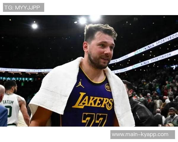 雷迪克透露东契奇全力参与训练里夫斯因脚踝不适仅部分参与